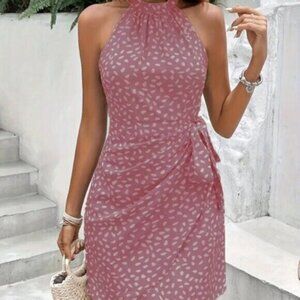 Sleeveless polka dot pleated dress with waist halter neck
